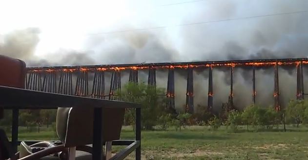 ΒΙΝΤΕΟ-Κατέρρευσε φλεγόμενη γέφυρα