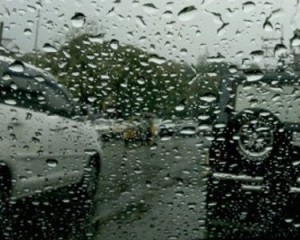 Η βροχή «πνίγει» του δρόμους