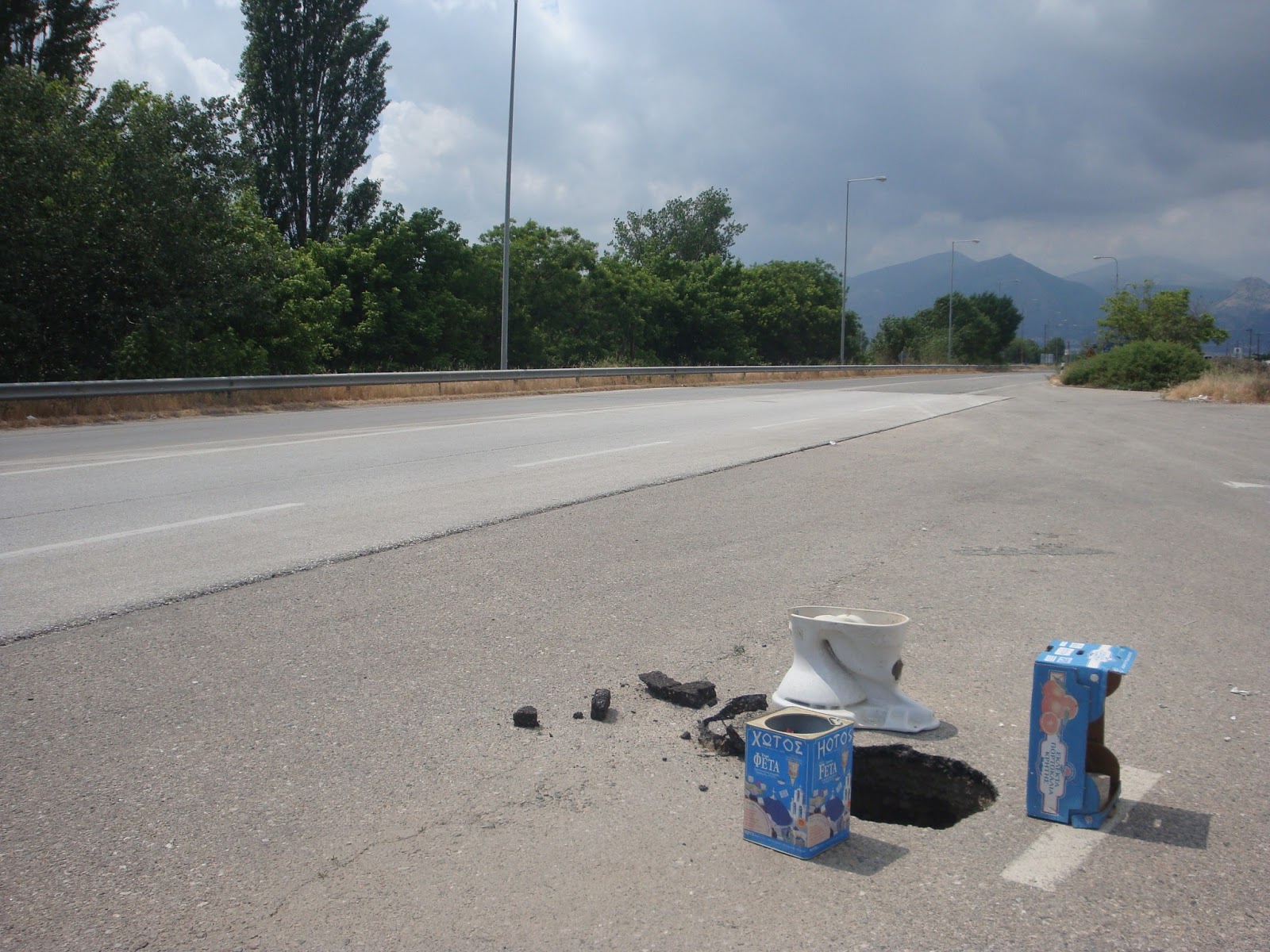 Προειδοποιούν για τη λακκούβα με…λεκάνη