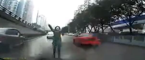 ΒΙΝΤΕΟ- “Θέατρο” στη μέση του δρόμου