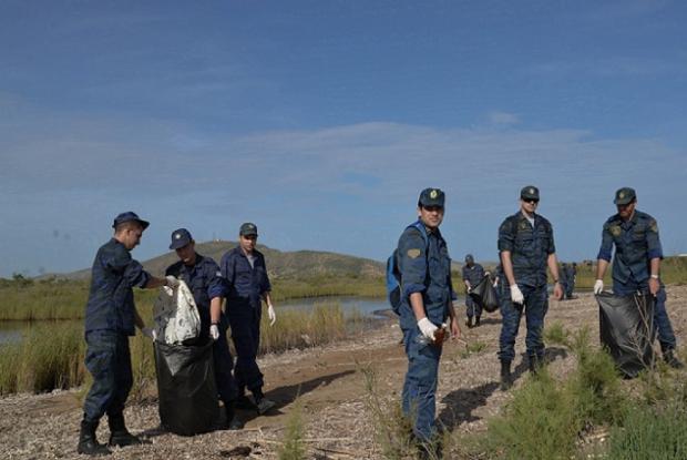 ΦΩΤΟ-Στρατιώτες καθάρισαν παραλία