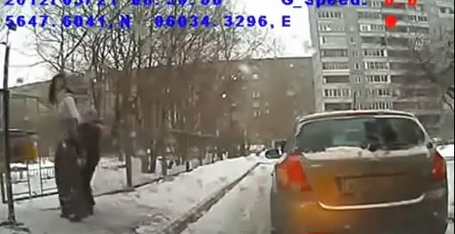 ΒΙΝΤΕΟ-Πάρκαρε στη μέση του δρόμου