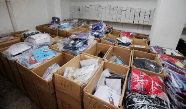 Αποθήκη με «μαϊμού» προϊόντα στην Ομόνοια