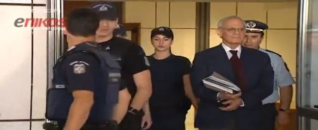 Απειλεί με αποχώρηση ο Άκης