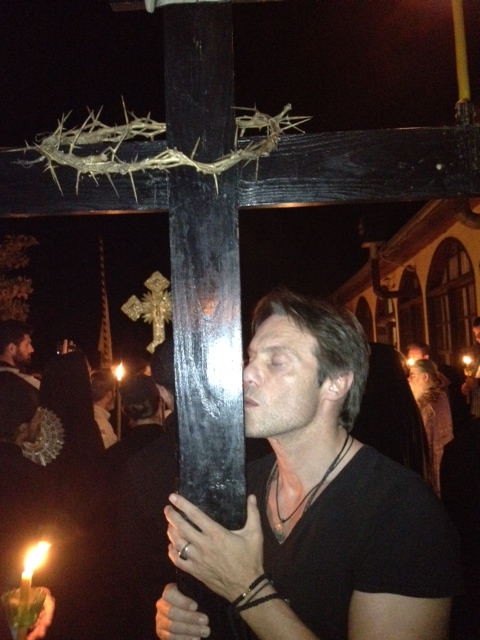 ΦΩΤΟ – Ο Τζώρτζογλου σηκώνει το Σταυρό