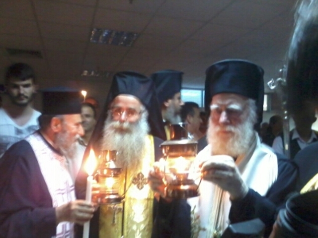 Το Άγιο Φως άργησε και στο Ηράκλειο