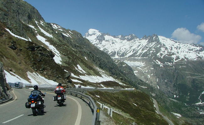 Εκτός συνόρων με μοτοσικλέτα