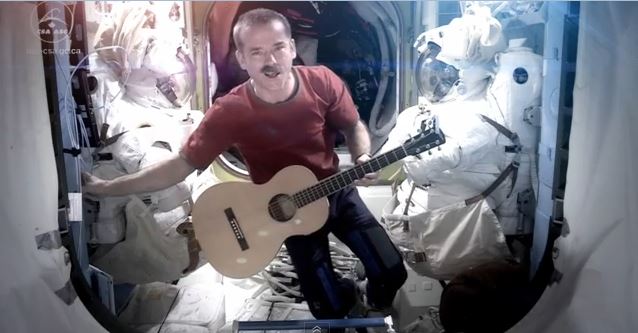 ΒΙΝΤΕΟ-To «Space Oddity» από το… διάστημα