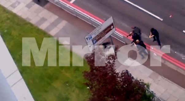 ΒΙΝΤΕΟ-Οι Άγγλοι αστυνομικοί πυροβολούν τους δράστες της επίθεσης