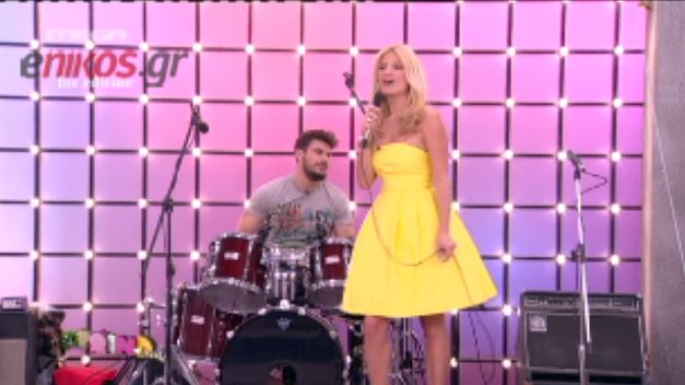 Η Φαίη Σκορδά τραγουδάει