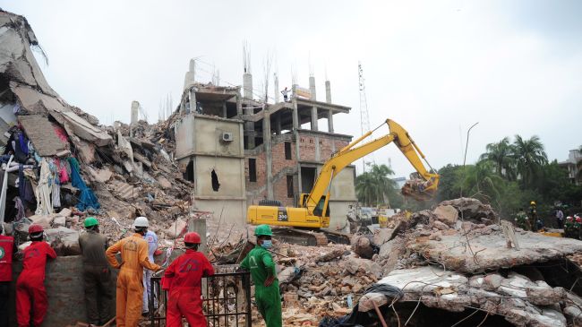 Μπανγκλαντές: Ξεπέρασαν τους 900 οι νεκροί