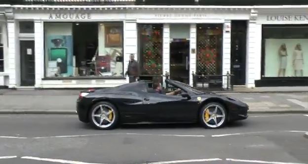 ΒΙΝΤΕΟ-Χάζευε τη “θεά” και παραλίγο να σκοτωθεί