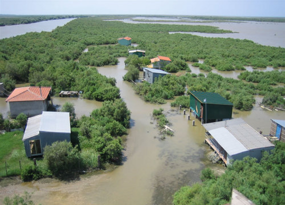 Διχάζουν τον Έβρο οι καλύβες