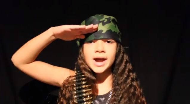 Η 11χρονη ομογενής ρόκερ τραγουδά για την… “Ευθύνη”