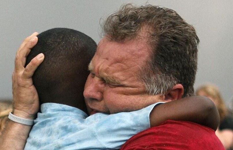 Συγκλονιστική αγκαλιά