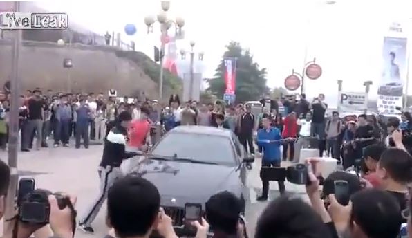 ΒΙΝΤΕΟ- Κατέστρεψε την Μαζεράτι του