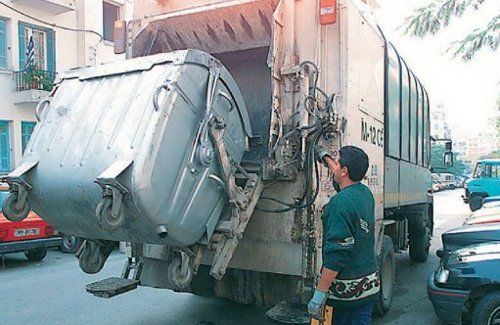 Εγκλωβίστηκε σε καμπίνα απορριμματοφόρου