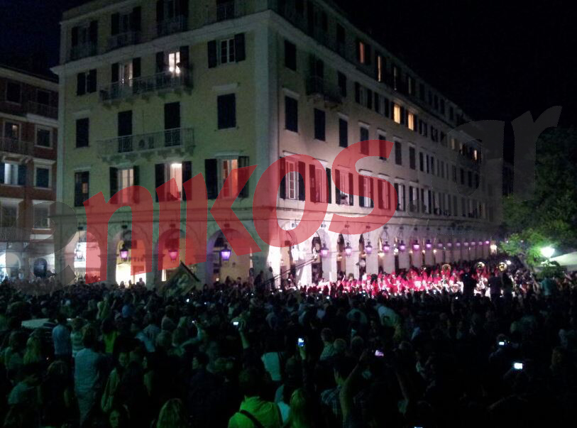 ΦΩΤΟ- Η περιφορά του Επιταφίου στην Κέρκυρα