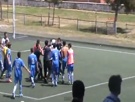 ΒΙΝΤΕΟ-Αστυνομικοί “ψεκάζουν” 14χρονους ποδοσφαιριστές