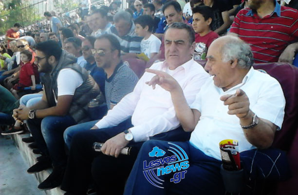 ΦΩΤΟ-Ο υπουργός στο γήπεδο