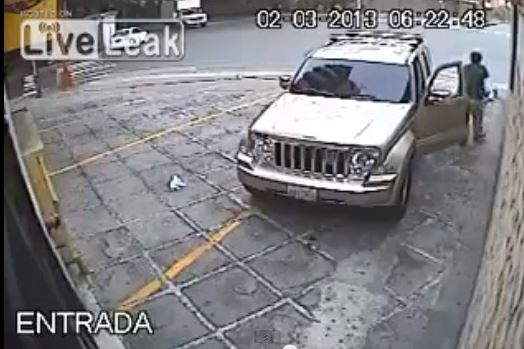 ΒΙΝΤΕΟ-Πυροβολεί τον ληστή on camera