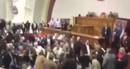 BINTEO-Μποξ μεταξύ βουλευτών στη Βενεζουέλα