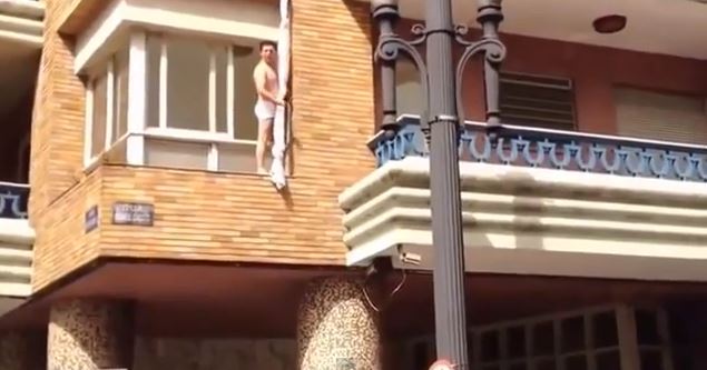 ΒΙΝΤΕΟ-Ο εραστής το έσκασε από το μπαλκόνι