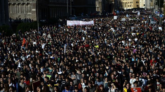 Στους δρόμους χιλιάδες Ιταλοί