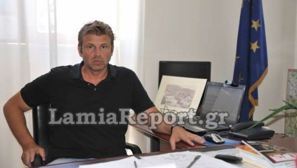 Ο Γκλέτσος μοιράζει αρνιά