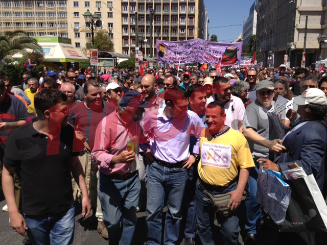 ΦΩΤΟ-Ο Τσίπρας συνομιλεί με τον κόσμο