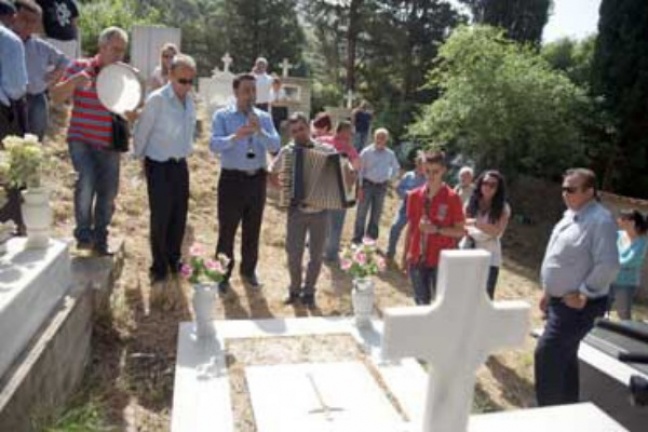 Κλαρίνα και ντέφια σε νεκροταφείο