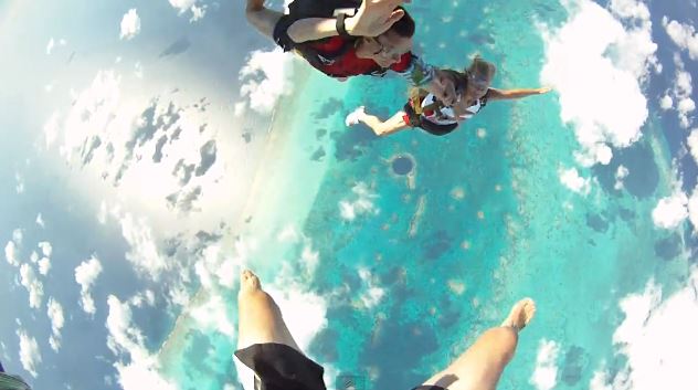ΒΙΝΤΕΟ-Skydiving στην Μπλε Τρύπα