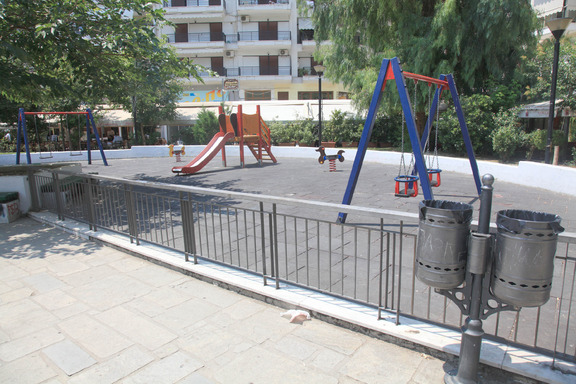 Ξαναφτιάχνουν τις κατεστραμμένες παιδικές χαρές