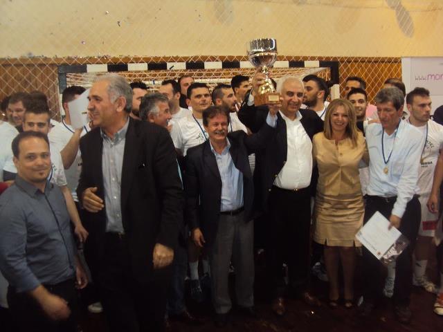 Bουλευτίνα πανηγυρίζει στο γήπεδο