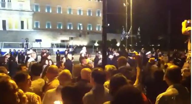 ΒΙΝΤΕΟ-Αποδοκίμασαν τους πολιτικούς στην περιφορά του Επιταφίου στο Σύνταγμα