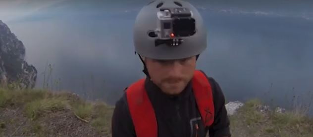 Τρόμος-Δεν άνοιξε αλεξίπτωτο