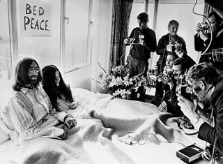 Τζον Λένον και Γιόκο Όνο στο κρεβάτι