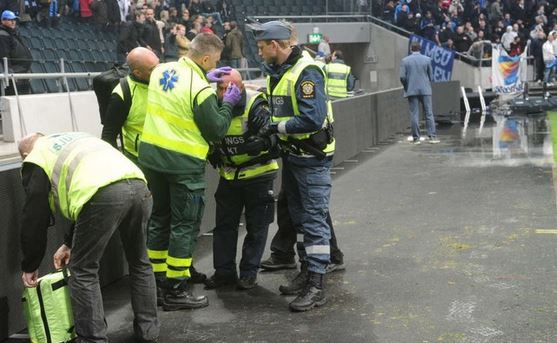Σουηδία: Ξύλο και στο ποδόσφαιρο
