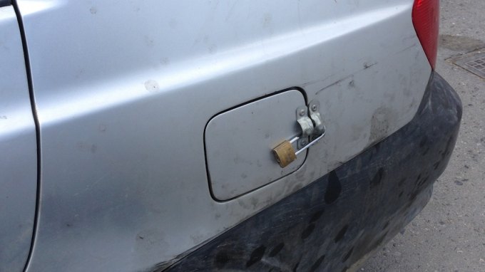 Έβαλε λουκέτο στην τάπα βενζίνης
