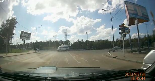 ΒΙΝΤΕΟ-Τροχαίο που κόβει την ανάσα on camera