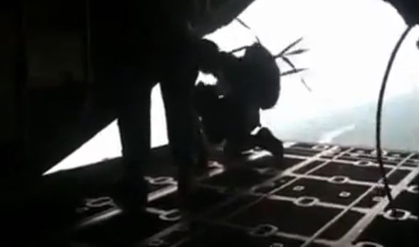 ΒΙΝΤΕΟ-Το αλεξίπτωτο άνοιξε… νωρίς