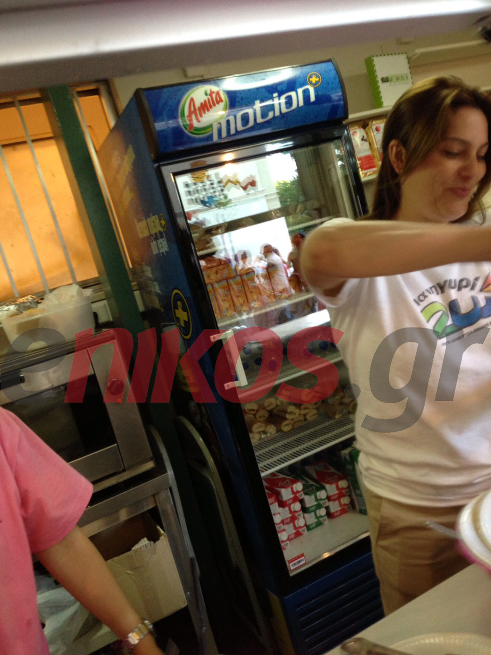 ΦΩΤΟ-Η Βίβιαν Αβραμοπούλου σερβίρει τους συμμαθητές της