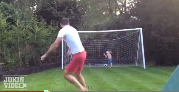 ΒΙΝΤΕΟ-Πατέρας να σου…πετύχει