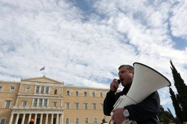 Η ΑΔΕΔΥ κατεβάζει ρολά