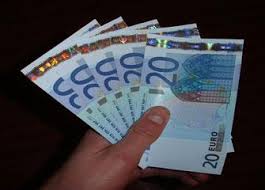 Έκανε αγορές με πλαστά χαρτονομίσματα