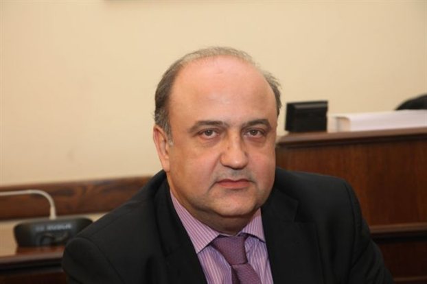 Φλωρίδης: Υπάγονται ή όχι τα κόμματα στα νομικά πρόσωπα;