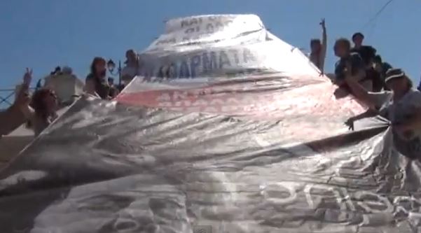 ΒΙΝΤΕΟ-Το μεγάλο πανό της “Σπίθας” στο Σύνταγμα