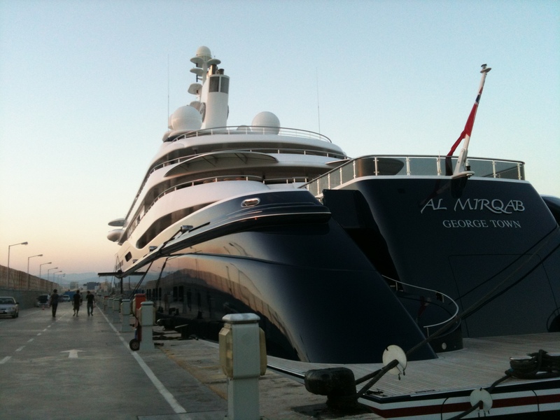 ΦΩΤΟ-Το γιοτ του Εμίρη στην Μαρίνα Φλοίσβου