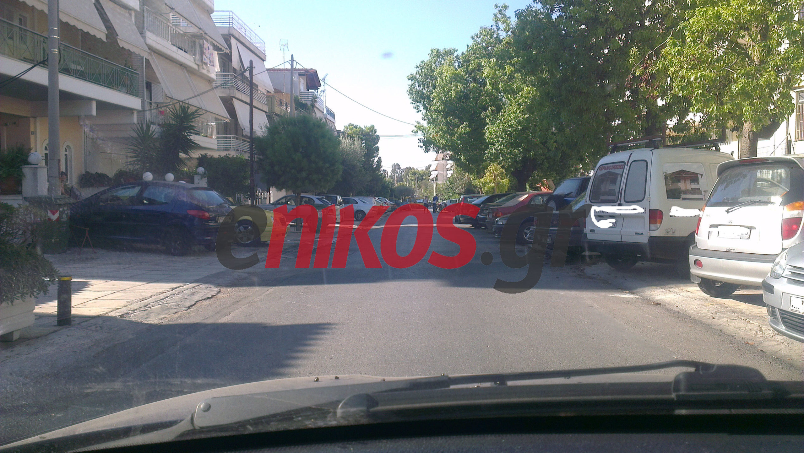 ΦΩΤΟ-Πεζοδρόμια μετατρέπονται σε παρκινγκ