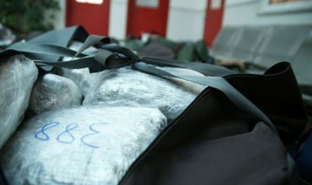 Χειροπέδες σε μητέρα και γιο